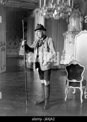 Dieses Foto zeigt Kaiser Franz Joseph I. von Österreich-Ungarn, dargestellt mit einem Bergstock, der seinen Status und seine Verbindung zum kaiserlichen Erbe zeigt. Franz Joseph war eine Schlüsselfigur der europäischen Geschichte und regierte von 1848 bis 1916 als Kaiser. Stockfoto