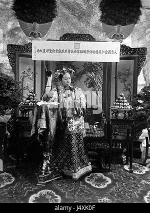 Die Qing Dynastie Cixi Imperial Kaiserinwitwe von China auf Thron 2 Stockfoto