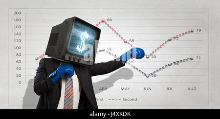 Geschäftsmann im Anzug mit Monitor statt Kopf Stockfoto