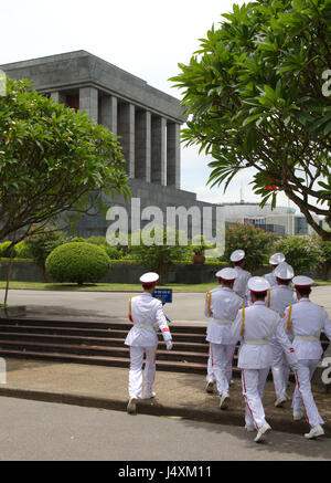 Ein Trupp von Wachen marschiert auf dem Ho Chi Minh Mausoleum in Hanoi, Vietnam Stockfoto