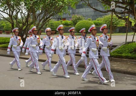 Ein Trupp von Wachen marschiert auf dem Ho Chi Minh Mausoleum in Hanoi, Vietnam Stockfoto