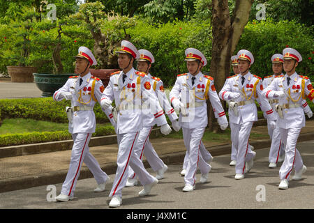 Ein Trupp von Wachen marschiert auf dem Ho Chi Minh Mausoleum in Hanoi, Vietnam Stockfoto