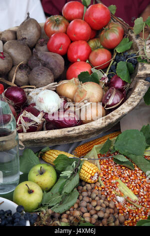 Verschiedene Arten von Obst und Gemüse zu verkaufen, ausgesetzt auf der Veranstaltung Dionysius Zeremonie in Ščitarjevo, Kroatien, Stockfoto