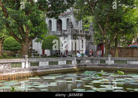 Lotus-Teich und Haupttor der Temple of Literature, Hanoi, Vietnam Stockfoto