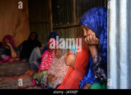 Frauen sind in einem Vertriebene Person (IDP) Camp in Hargeisa, Somaliland dargestellt, wo Familien ihre Häuser in Dörfern zu bewegen in die Stadt zu verlassen mussten, um Nahrung und Wasser nach den letzten Dürre zu finden. Stockfoto