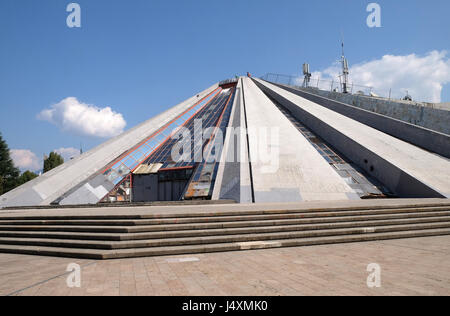 Pyramide im Zentrum von Tirana, ehemals ein Enver Hoxha-Museum, Tirana, Albanien am 27. September 2016. Stockfoto