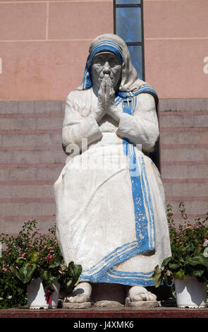 Mutter Teresa-Statue vor der St. Pauls Kathedrale in Tirana, Albanien am 27. September 2016. Stockfoto