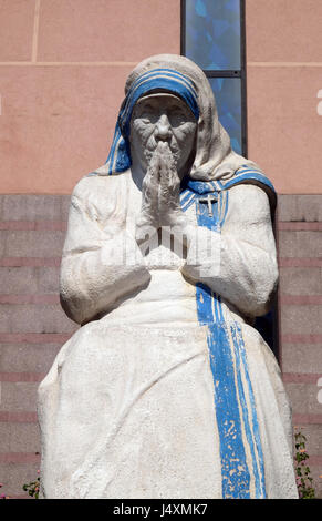 Mutter Teresa-Statue vor der St. Pauls Kathedrale in Tirana, Albanien am 27. September 2016. Stockfoto