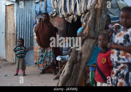 Frauen und Kinder in einem Vertriebene Person (IDP) Camp in Hargeisa, Somaliland, wo Familien mussten ihre Häuser in den Dörfern verlassen, bewegen in die Stadt um Nahrung und Wasser nach den letzten Dürre zu finden. Stockfoto