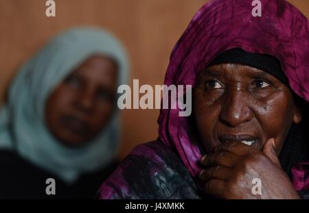 Frauen sind in einem Vertriebene Person (IDP) Camp in Hargeisa, Somaliland dargestellt, wo Familien ihre Häuser in Dörfern zu bewegen in die Stadt zu verlassen mussten, um Nahrung und Wasser nach den letzten Dürre zu finden. Stockfoto