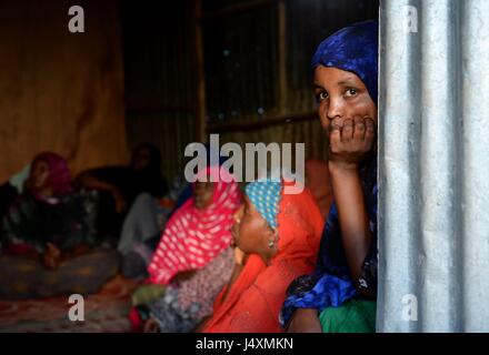 Frauen sind in einem Vertriebene Person (IDP) Camp in Hargeisa, Somaliland dargestellt, wo Familien ihre Häuser in Dörfern zu bewegen in die Stadt zu verlassen mussten, um Nahrung und Wasser nach den letzten Dürre zu finden. Stockfoto