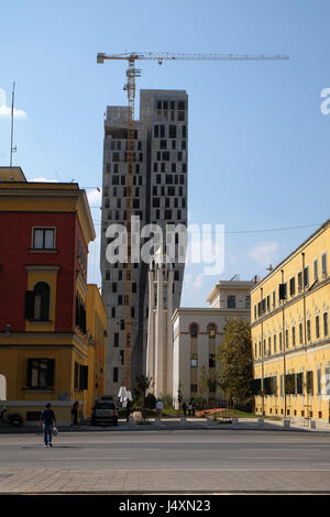 Orthodoxe Kathedrale wird durch einen Neubau Hochhaus, Tirana, Albanien am 27. September 2016 überschattet. Stockfoto