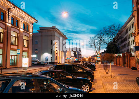 Gomel, Weißrussland - 23. März 2017: Autos Standlicht an der Kommunarov Street in der Nähe von alten Kaufhaus am Abend In die Nacht-Beleuchtung Stockfoto