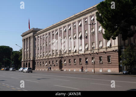 Das Haus-Parlamentsgebäude in Albanien auf dem Boulevard Bulevardi Deshmoret e Kombit, Tirana, Albanien Stockfoto
