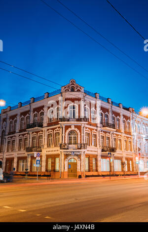 Gomel, Weißrussland - 23. März 2017: Altbau am Schnittpunkt der Sowjetskaja und Kommunarov Straßen im Nacht-Beleuchtung leuchtet. Stockfoto