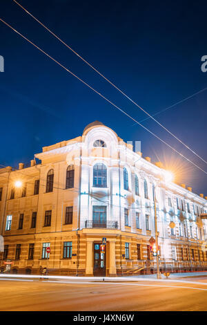 Gomel, Weißrussland - 23. März 2017: Altbau am Schnittpunkt der Sowjetskaja und Irininskaya Straßen im Nacht-Beleuchtung leuchtet Stockfoto