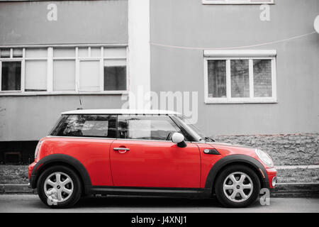 Gomel, Weißrussland - 14. April 2017: Rote Farbe Auto Mini Cooper auf Straße in der Nähe Wohnhaus geparkt. Alle Farben außer rot reduziert Stockfoto