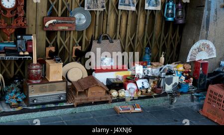 Bürgersteig-Flohmarkt am Thanon Suea Pa Chinatowm Bangkok Thailand Stockfoto