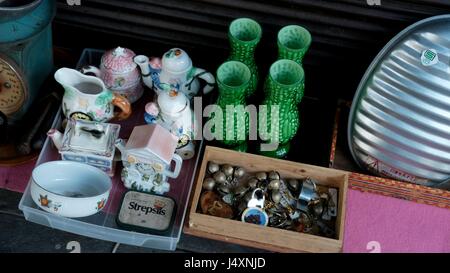 Bürgersteig-Flohmarkt am Thanon Suea Pa Chinatowm Bangkok Thailand Stockfoto