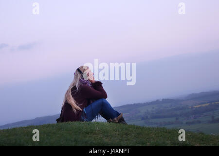 Genießen Sie die Musik auf dem Glastonbury Tor, Somerset UK Stockfoto