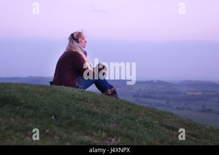 Genießen Sie die Musik auf dem Glastonbury Tor, Somerset UK Stockfoto