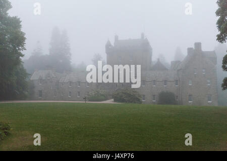 Eine Ansicht des Cawdor Castle in den frühen Morgennebel, Nairnshire, Schottland. Derek Hudson / Alamy Stock Foto Stockfoto