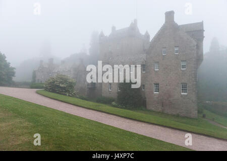 Eine Ansicht des Cawdor Castle in den frühen Morgennebel, Nairnshire, Schottland. Derek Hudson / Alamy Stock Foto Stockfoto