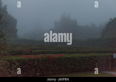 Eine Ansicht des Cawdor Castle in den frühen Morgennebel, Nairnshire, Schottland. Derek Hudson / Alamy Stock Foto Stockfoto