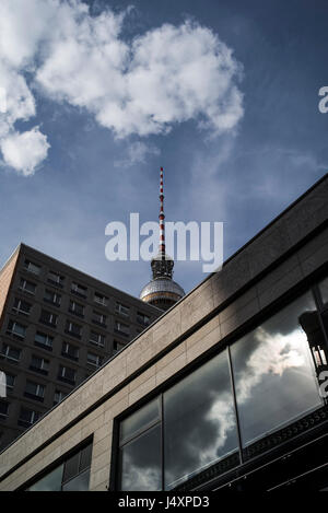 Ein Blick auf den Fernsehturm ist ein Fernsehturm in Berlin-Mitte am Alexander Platz. Zwischen 1965 und 1969 gebaut ist der Turm ein Wahrzeichen von Berlin. Stockfoto