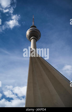 Ein Blick auf den Fernsehturm ist ein Fernsehturm in Berlin-Mitte am Alexander Platz. Zwischen 1965 und 1969 gebaut ist der Turm ein Wahrzeichen von Berlin. Stockfoto