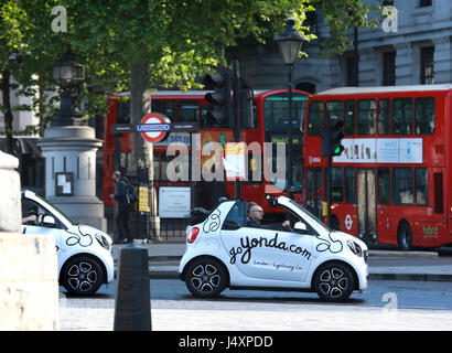 REDAKTIONELLE Nutzung nur drei Smart Cabrios gelten in Parliament Square, Yonda, LondonÕs, die erste jemals Selbstfahrer Sightseeing erleben zu starten. Stockfoto