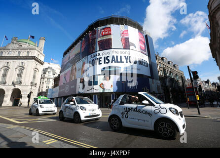 REDAKTIONELLE Nutzung nur drei Smart Cabrios gelten am Piccadilly Circus, Yonda, LondonÕs, die erste jemals Selbstfahrer Sightseeing erleben zu starten. Stockfoto