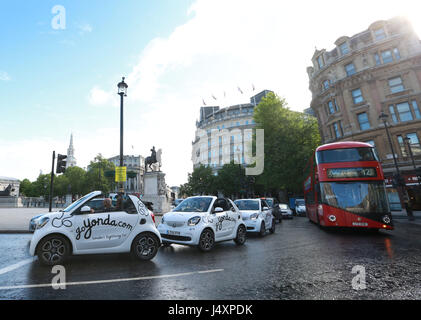 REDAKTIONELLE Nutzung nur drei Smart Cabrios gelten auf dem Trafalgar Square, Yonda, LondonÕs, die erste jemals Selbstfahrer Sightseeing erleben zu starten. Stockfoto