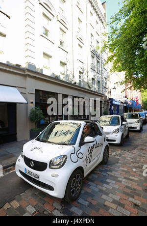 In Seven Dials werden drei Cabrio-Smart-Autos gesehen, um Yonda, Londons erstes selbstfahrenes Sightseeing-Erlebnis, zu starten. Stockfoto