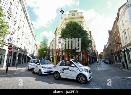 In Seven Dials werden drei Cabrio-Smart-Autos gesehen, um Yonda, Londons erstes selbstfahrenes Sightseeing-Erlebnis, zu starten. Stockfoto