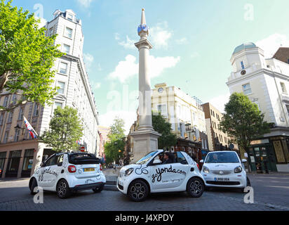 REDAKTIONELLE Nutzung nur drei Smart Cabrios gelten in Seven Dials, Yonda, LondonÕs, die erste jemals Selbstfahrer Sightseeing erleben zu starten. Stockfoto