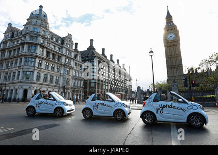 REDAKTIONELLE Nutzung nur drei Smart Cabrios gelten in Parliament Square, Yonda, LondonÕs, die erste jemals Selbstfahrer Sightseeing erleben zu starten. Stockfoto