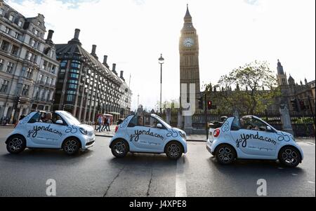 REDAKTIONELLE Nutzung nur drei Smart Cabrios gelten in Parliament Square, Yonda, LondonÕs, die erste jemals Selbstfahrer Sightseeing erleben zu starten. Stockfoto