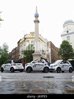 REDAKTIONELLE Nutzung nur drei Smart Cabrios gelten in Seven Dials, Yonda, LondonÕs, die erste jemals Selbstfahrer Sightseeing erleben zu starten. Stockfoto