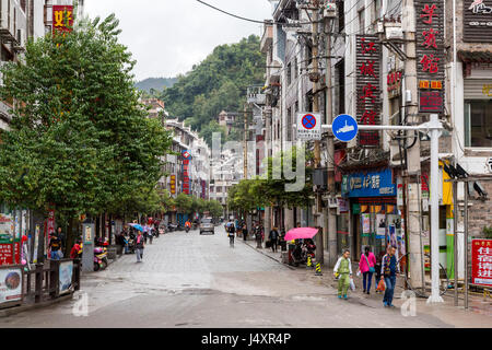 Zhenyuan, Guizhou, China.  Straßenszene in modernen Zhenyuan. Stockfoto