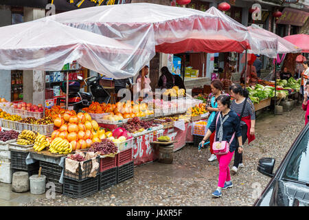 Zhenyuan, Guizhou, China.  Frisches Obst und Gemüsestände Stockfoto