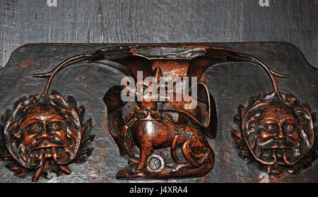 Miserikordie in der Pfarrei Kirche St. Laurence, Ludlow. Die Antilope vollgefressen und angekettet. Persönlichen Badge von Heinrich VI. Jack-in-the-Green. Der grüne Mann. Stockfoto