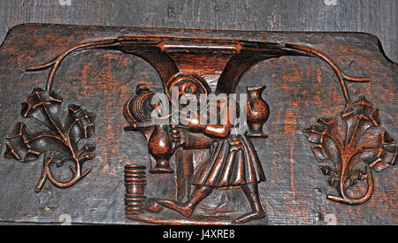 Miserikordie in der Pfarrei St. Laurentius Kirche, Ludlow.  Ein betrunkener allerdings unter Wein aus einem Fass den Spund in seiner linken Hand hält. Stockfoto
