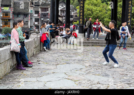 Zhenyuan, Guizhou, China.  Paar posieren für Bild auf der Brücke Zhusheng. Stockfoto