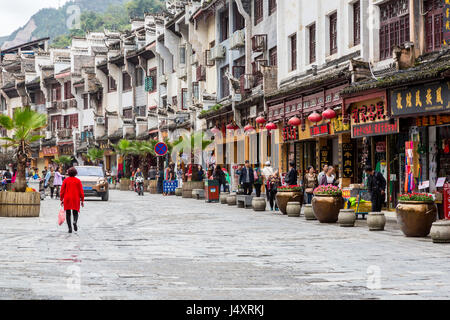 Zhenyuan, Guizhou, China.  Straßenszene, Geschäfte und Läden. Stockfoto