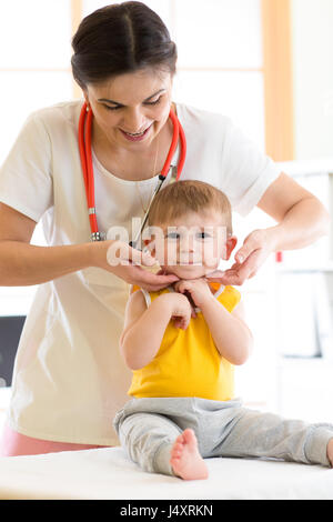 Kinderarzt Arzt berühren die Kehle Kind Patienten im Büro Stockfoto