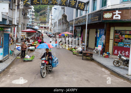 Zhenyuan, Guizhou, China.  Straßenhändler säumen den Gehweg mit ihren waren. Stockfoto