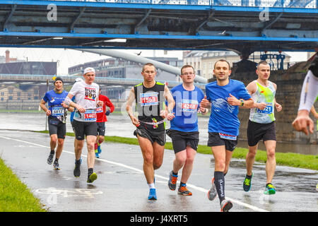 Krakau, Polen - 30. April 2017: Unbekannte Läufer auf der Straße während 16 Cracovia Marathon. Der Marathon ist eine jährliche Veranstaltung. Stockfoto