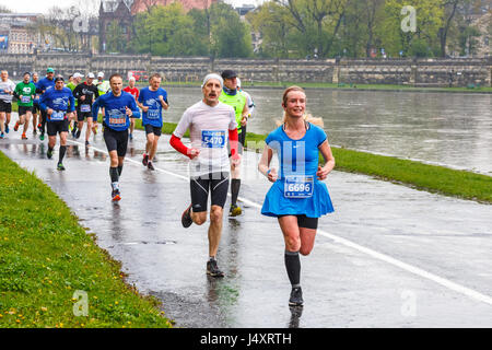 Krakau, Polen - 30. April 2017: Unbekannte Läufer auf der Straße während 16 Cracovia Marathon. Der Marathon ist eine jährliche Veranstaltung. Stockfoto