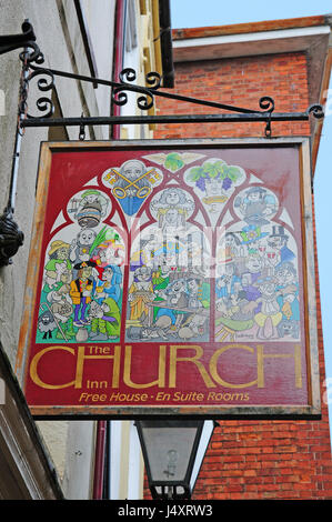 Zeichen hängen für die Kirche Public House und Inn, Ludlow. Stockfoto